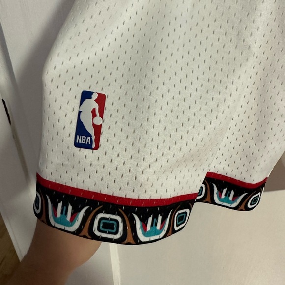 Mitchell & Ness Swingman Vancouver Grizzlies Shorts White Size Medium WORN 1x - Picture 3 of 5